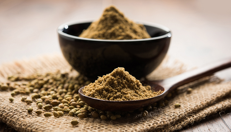 Ground and whole coriander, coriander in a spoon